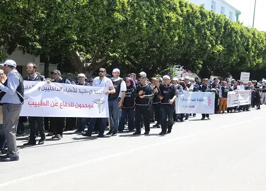 الأطباء يعودون للاحتجاج.. ويرفعون “الإضراب والمقاطعة” في وجه الوزارة