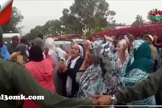 بعد فاجعة حافلة “أنزا”.. عاملات “يحاصرن” مستشفى أكادير بالشعارات (فيديو)