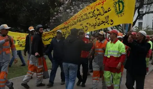 عمال النظافة بالبيضاء يخرجون للشارع للمطالبة بتحسين ظروفهم