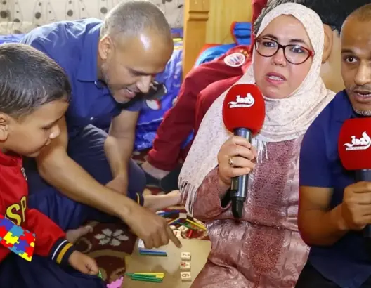 هنية والسحيمي.. أب وأم هزما “توحد” طفليهما ووهبا حياتهما لمساعدة أسر تعيش نفس الحالة (فيديو)