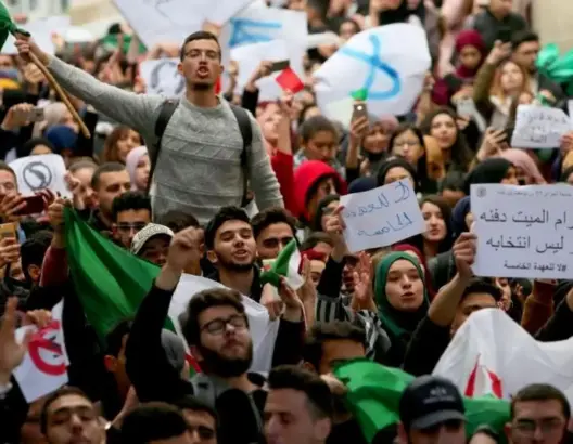 آلاف الجزائريين يتظاهرون للمطالبة برحيل النظام.. والأمم المتحدة تدعو للإفراج عن معتقلي الحراك