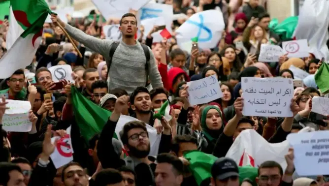 عبد العزيز بوتفليقة .. خامس رئيس عربي تسقطه صيحات الجماهير