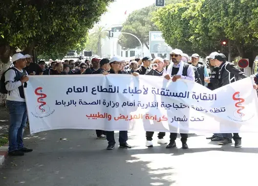 منها تراخيص العطل وتحفيزات مالية.. هذه مخرجات لقاء وزير الصحة بنقابة الأطباء