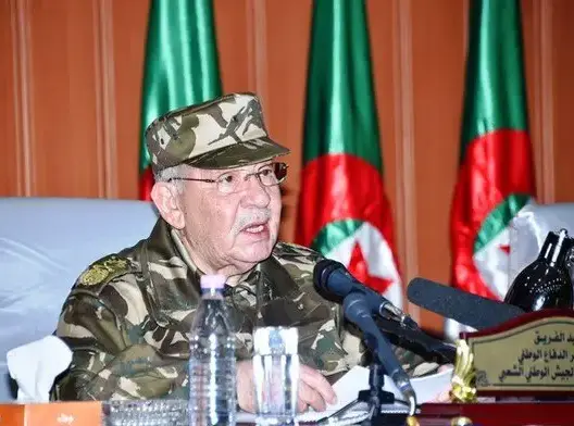 الجيش الجزائري يدعو بوتفليقة للتنحي.. ويعلن وقوفه لجانب الشعب
