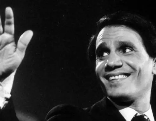“العندليب” عبد الحليم حافظ يعود إلى الحياة على مسرح في مصر
