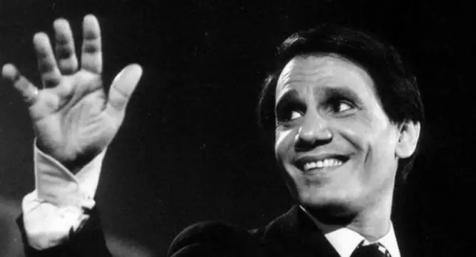 “العندليب” عبد الحليم حافظ يعود إلى الحياة على مسرح في مصر