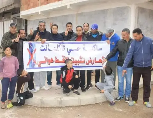 تتبيث لاقط هوائي يخرج محتجين بمريرت (صور)