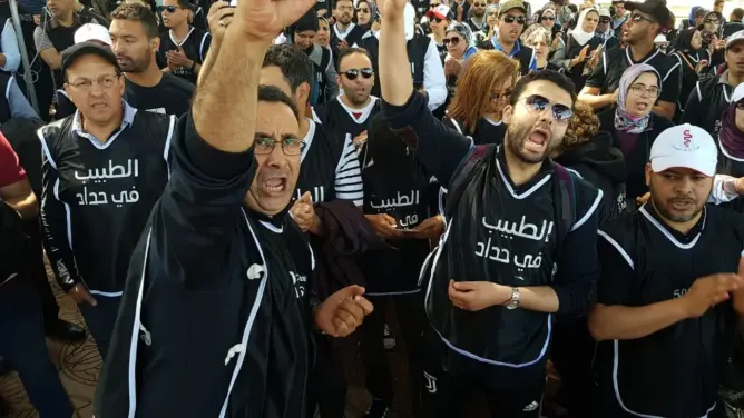 الأطباء يخوضون إضرابا وطنيا ليومين تنديدا بـ”التنكر” لملفهم المطلبي ويعلنون الحداد