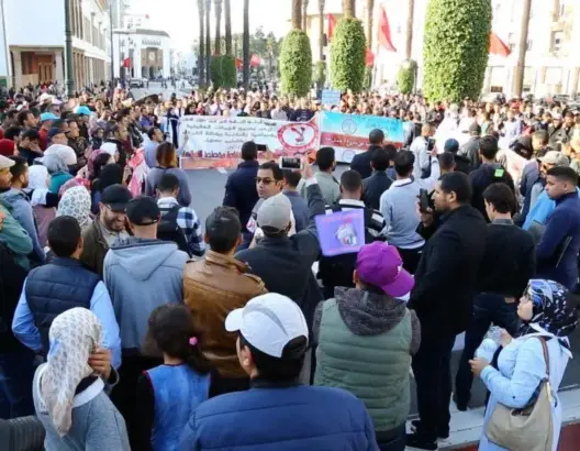 40 هيئة تحتج أمام البرلمان لإسقاط القانون الإطار ورفض فرنسة التعليم (فيديو وصور)