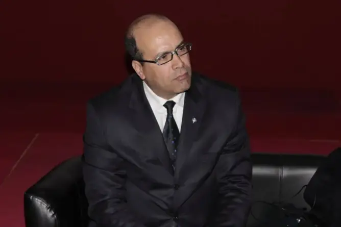 عليك أن تكون صحفيا ..لكن لا تغامر بأصابعك!
