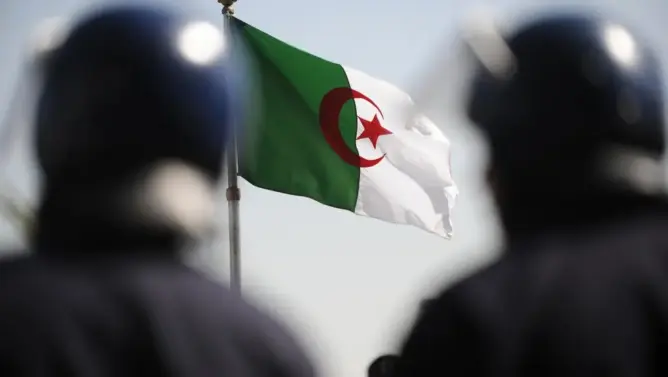 محكمة جزائرية توزع 80 سنة سجنا نافذا على 4 شبان من وجدة