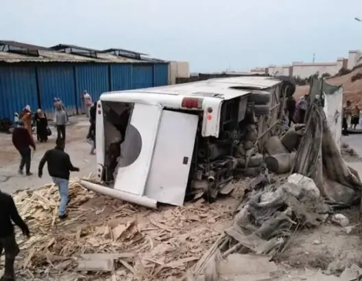 قتلى وجرحى في حادث إنقلاب حافلة للعمال ضواحي أكادير (فيديو)