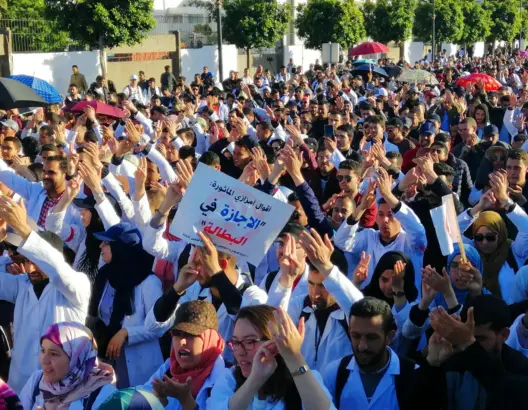 وفاة حجيلي.. المتعاقدون يضربون عن العمل ويحُجون لتشييع جثمانه بآسفي (فيديو)