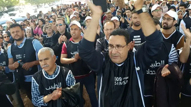 إضراب وطني يشل مستشفيات المملكة .. ونقابيون يحتجون أمام وزارة الصحة