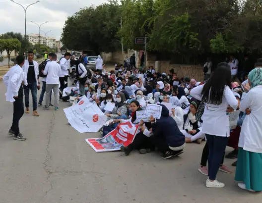 الممرضون وتقنيو الصحة والقابلات يطالبون بصرف مستحقات الحراسة
