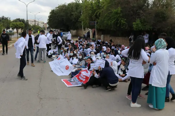 الممرضون وتقنيو الصحة والقابلات يطالبون بصرف مستحقات الحراسة