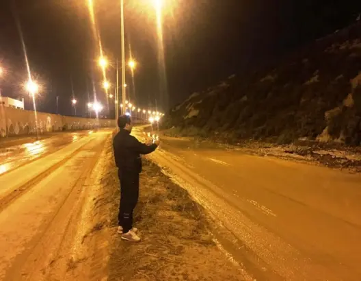 بسبب انفجار قناة ..شلال يغرق محيط ميناء أكادير ويتسبب في قطع حركة المرور (فيديو)