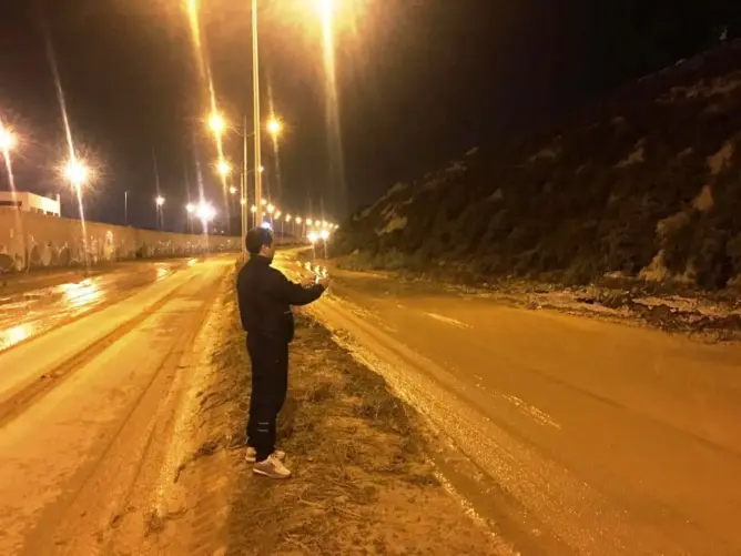 بسبب انفجار قناة ..شلال يغرق محيط ميناء أكادير ويتسبب في قطع حركة المرور (فيديو)