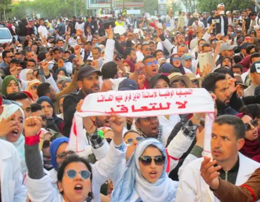 حملات “القمع والاعتقالات” تدفع الأساتذة المتعاقدين لتمديد الإضراب أسبوعا آخر