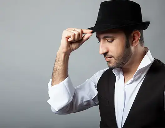 بعد اتهامه بـ”العنصرية” .. المغني المغربي عصام كمال يعتذر للفتيات