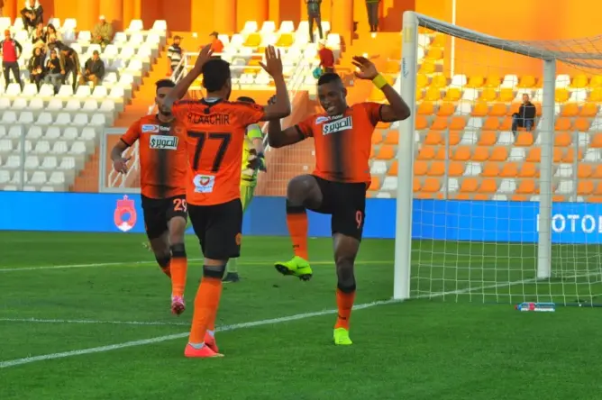 كأس الكونفدرالية.. التعادل يحسم لقاء نهضة بركان وشبيبة القبائل الجزائري