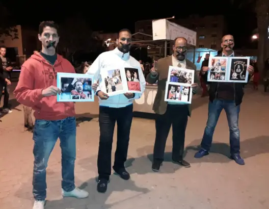 بأفواه مكممة…نشطاء بخنيفرة يتضامنون مع معتقلي حراك الريف (صور)
