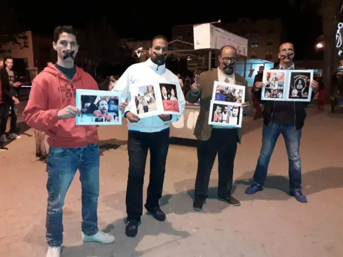 بأفواه مكممة…نشطاء بخنيفرة يتضامنون مع معتقلي حراك الريف (صور)
