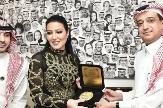 غضب واستنكار بعد تكريم السعودية لخشاب بمنحها “ختم الرسول”