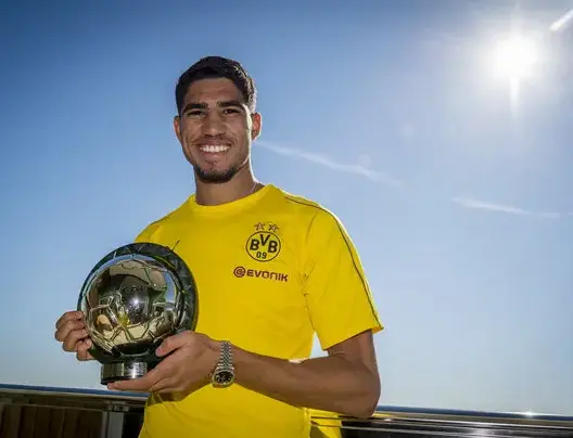 النجم المغربي حكيمي ينافس على جائزة أفضل لاعب في الدوري الألماني