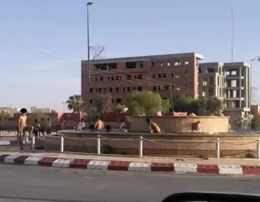 بسبب الحر وغياب المسابح.. أطفال كلميم يلجأون لنافورات المدارات (صور)