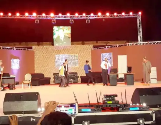 فكاهيون أمازيغ يحولون مسرح الهواء الطلق بأكادير إلى منصة سياسية
