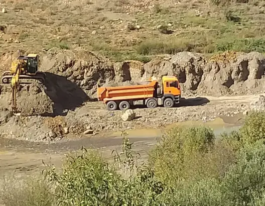 مصرع طفل غرقا بحفرة مقلع للرمال بتارجيست يملكه مسؤول حزبي (فيديو)