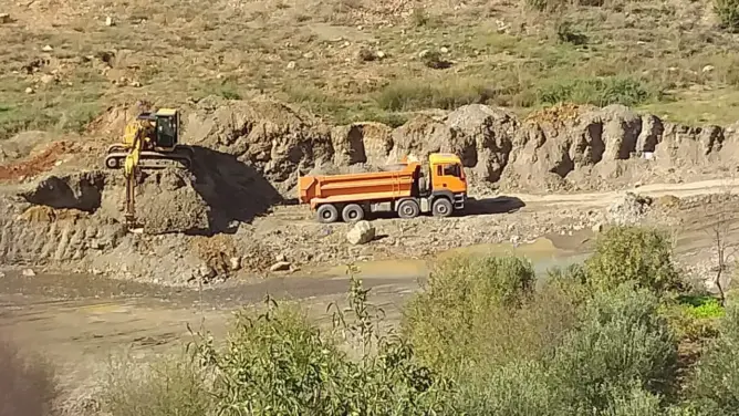 مصرع طفل غرقا بحفرة مقلع للرمال بتارجيست يملكه مسؤول حزبي (فيديو)