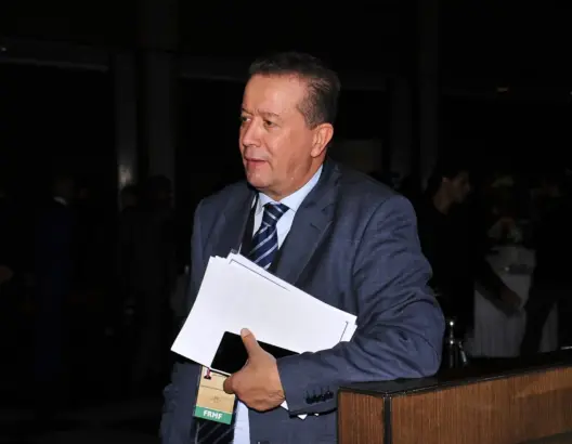 مسؤول بجامعة الكرة يدعو إلى تجاوز الخلافات والانتصار للوطنية