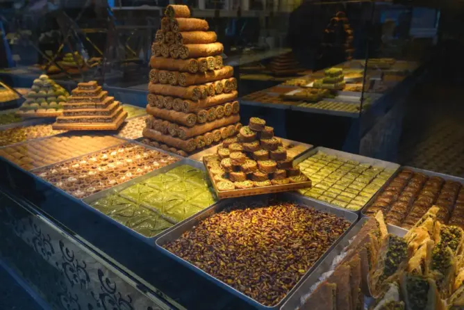 أسواق المغرب تستقبل حلويات أهل الشام في رمضان
