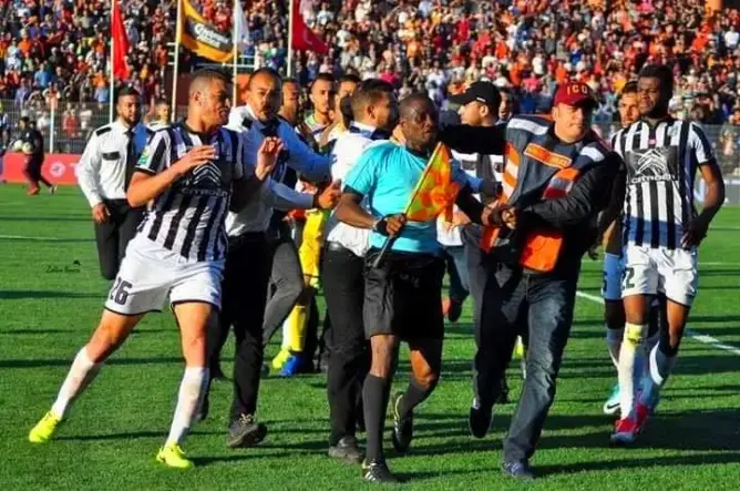 “الكاف” يصدر عقوباته بحق الصفاقسي بعد الاعتداء على الحكم ببركان