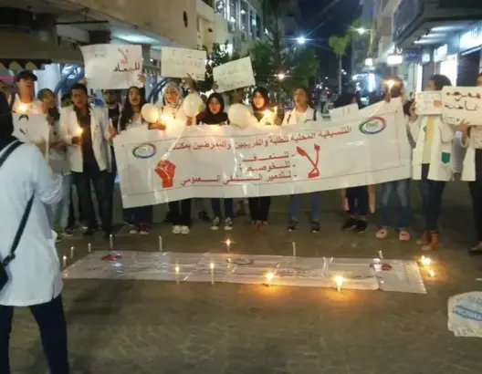 الممرضون ينيرون ليل مكناس بالشموع بحثا عن الإدماج