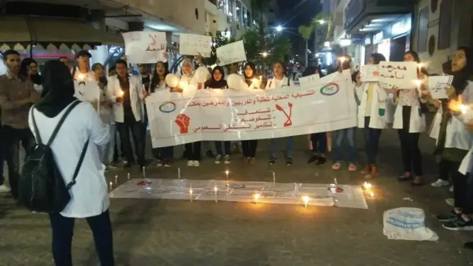 الممرضون ينيرون ليل مكناس بالشموع بحثا عن الإدماج