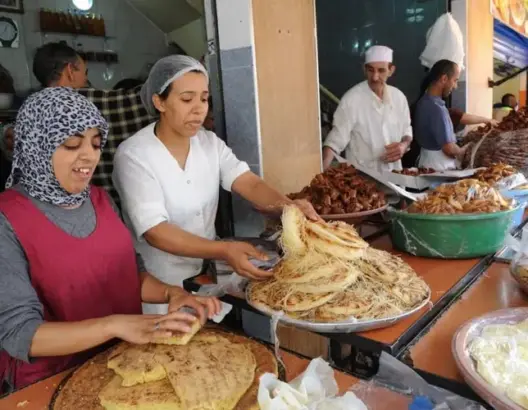 المغرب في رمضان.. ملابس تقليدية وموائد و”عواشر مبروكة”