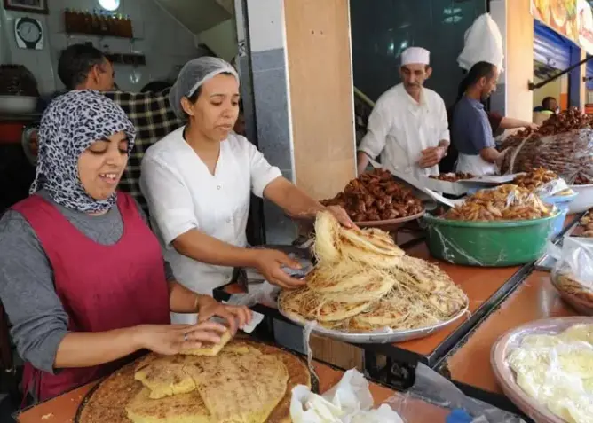 المغرب في رمضان.. ملابس تقليدية وموائد و”عواشر مبروكة”