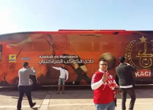 محبو الكوكب المراكشي يقودون حملة لفك الحجز عن حافلة النادي