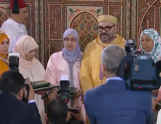 الملك يُتوِّج 5 متفوقات في محو الأمية .. والتوفيق: 3 ملايين استفادوا
