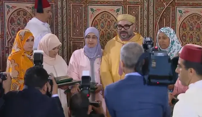الملك يُتوِّج 5 متفوقات في محو الأمية .. والتوفيق: 3 ملايين استفادوا