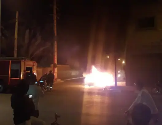 سيارة تتفحم وسط نيران كثيفة بمدينة أولاد تايمة (صور وفيديو)