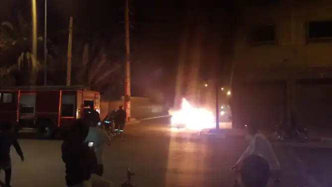 سيارة تتفحم وسط نيران كثيفة بمدينة أولاد تايمة (صور وفيديو)