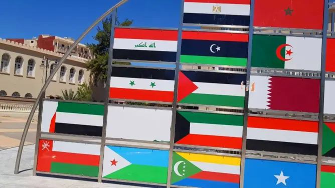 بعد العلم السعودي.. تمزيق علم الإمارات بوجدة والشيات: عمل مرفوض (صور)