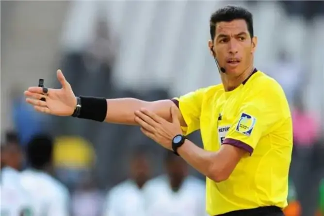 رئيس “الكاف” يتهرب من الحديث عن رفع عقوبة الحكم جريشة