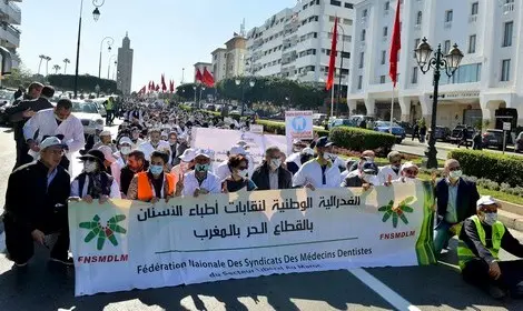 أطباء الأسنان بالقطاع الحر يصعدون ويطلبون التشطيب عن أسمائهم