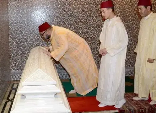 الملك يترأس حفلا دينيا في الذكرى الـ21 لوفاة والده الحسن الثاني