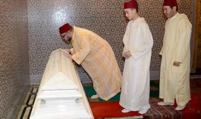 الملك يترأس حفلا دينيا في الذكرى الـ21 لوفاة والده الحسن الثاني
